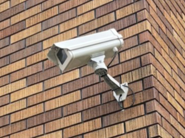日本防犯設備の防犯カメラ・監視カメラは防塵・防滴・耐衝撃仕様になっているため、屋内・屋外を問わず防犯カメラの設置を行うことができます。