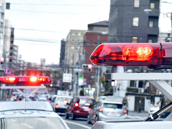 【大阪府】防犯カメラが捉えた自動車店に車突っ込む一部始終